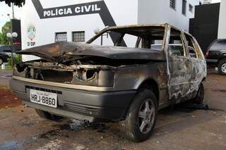 O carro foi totalmente destruído pelo fogo. (Foto: Marcos Ermínio) 