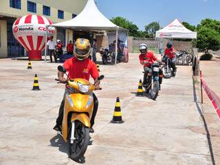 Motociclistas participaram de curso. (Foto: João Garrigó)