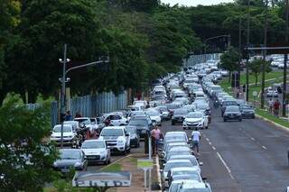 Congestionamento e trânsito lento nas mediações do Morenão (Foto: André Bittar)