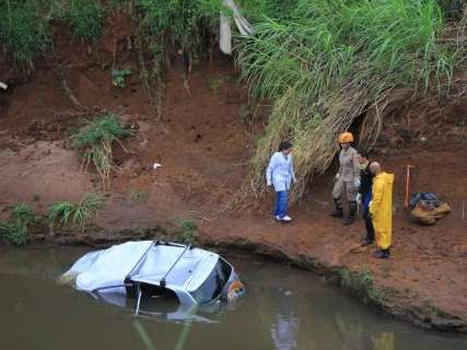 Mulher de 43 anos é a terceira pessoa morta após carro cair no rio Anhanduí