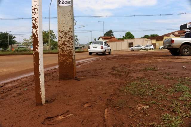 C&oacute;rrego transborda e enche rua de lama e sujeira no S&atilde;o Francisco 