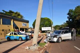 Depois de colisão, poste fica condenado na Mato Grosso. (Foto:Vanderlei Aparecido)