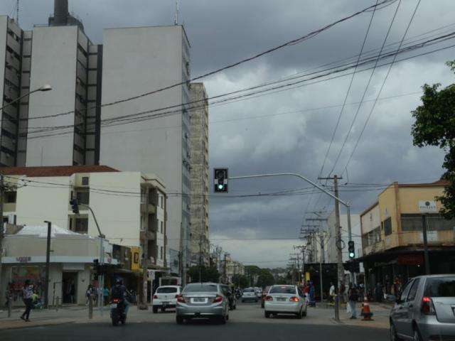 Chuva e ventania d&atilde;o as caras e fecham c&eacute;u da Capital rapidamente