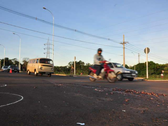  Acidente entre carro e moto deixa dois feridos na Marginal Lagoa