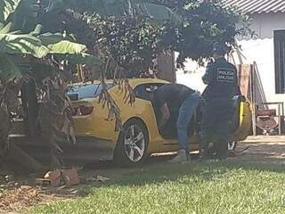 Carro encontrado em quintal de casa está passando por perícia nesta manhã. (Foto: Mirian Machado)