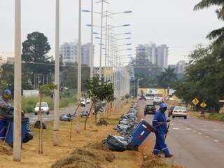 Equipe da prefeitura faz limpeza na Avenida Guaicurus (Foto: A. Frota/Divulgação)