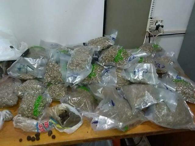 Sem receber, suspeito investe no tr&aacute;fico, mas &eacute; preso com skank e haxixe