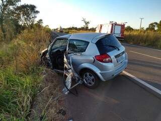 Ford Ka destruído às margens da rodovia após colisão com carreta. (Foto: Rones Cezar/Alvorada Informa)