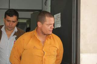 Airton foi preso em flagrante, com a roupa manchada de sangue. (Fotos: Pedro Peralta)
