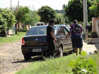 Madrasta da garota seguiu até a delegacia em um carro descaraterizado. (Foto: Pedro Peralta)