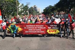 Manifestantes percorreram o quadrilátero central da cidade para pedir melhores condições de trabalho (Foto: Marcos Ermínio)