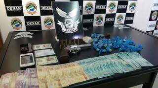 Polícia encontrou drogas, dinheiro, armas e munições na casa. (Foto: Filipe Prado)