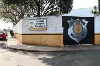 A vítima saía do semiaberto, quando foi atingida a tiros por dupla em carro branco. (Foto: Marcos Ermínio) 