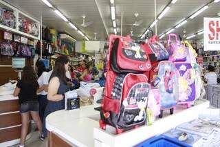 Escolas podem indicar lojas, mas não podem obrigar pais a comprar em determinado local (Foto: Arquivo/Cleber Gellio)