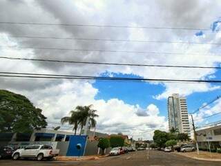 Céu coberto por nuvens na região central de Campo Grande nesta sexta-feira (Foto: André Bittar)