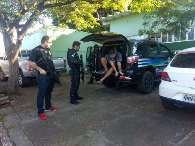 Pol&iacute;cia prende quadrilha que roubava caminh&otilde;es e levava para o Paraguai