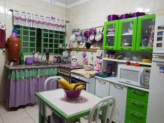 A cozinha é um charme a parte, toda organizada, assim como o resto da casa. (foto: Acervo Pessoal)