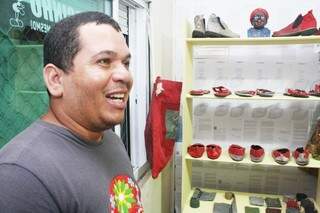 O artesão Clayton Ambrósio, que fabrica peças com lonas recicladas, era um dos expositores. Apoiou a iniciativa. (Foto: Marcos Ermínio)