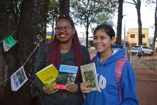 Poliana e Luciana estavam passando pela praça, mas aproveitaram para levar os títulos favoritos para casa (Foto: Kimberly Teodoro)