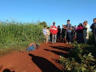 Corpo foi encontrado hoje de manhã na aldeia Jaguapiru (Foto: Osvaldinho Duarte)