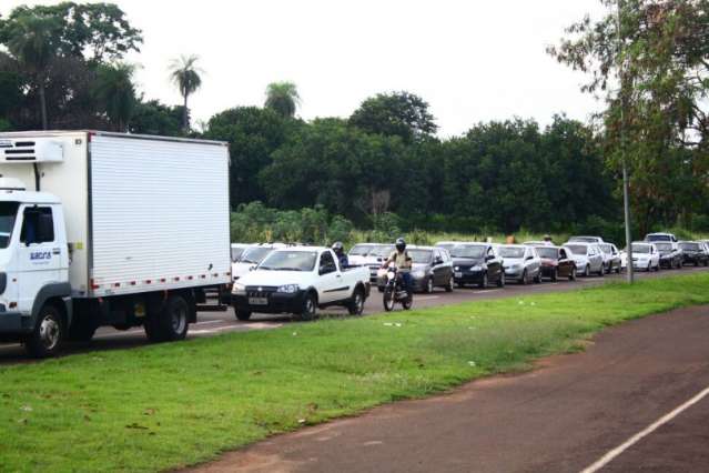 Motociclista para embaixo de caminh&atilde;o ap&oacute;s acidente no S&atilde;o Conrado