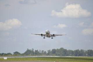Avião presidencial deixou a Base Aérea de Campo Grande às 11h38 (Foto: Marcelo Calazans)