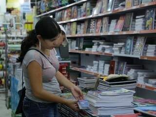 Mulher procura material escolar em loja do Centro de Campo Grande (Foto: Kísie Ainoã)