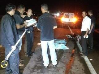 Policiais no local onde a vítima foi atropelada na BR-163 (Foto: Osvaldo Duarte/ Dourados News) 