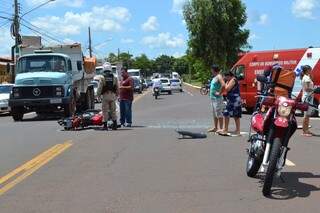 Motociclista foi atropelado no cruzamento da avenida Presidente Vargas com a Alfredo Scaff. (Foto: Simão Nogueira)