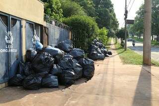 Enquanto serviço não atinge a totalidade, lixo continua acumulado em frente de condomínios. (Foto:Fernando Antunes)