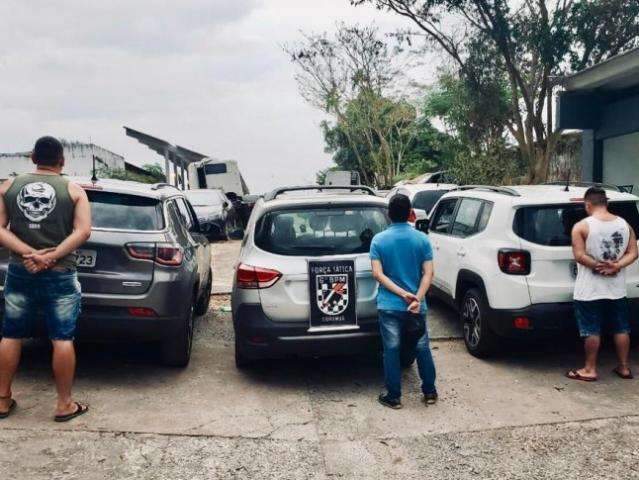Trio &eacute; preso enquanto tentava levar carros de locadoras para a Bol&iacute;via 