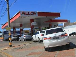Carros fazendo fila para abastecer em posto de combustível de Campo Grande (Foto: Marina Pacheco)