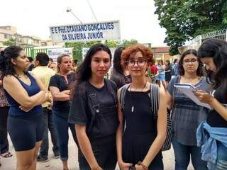 Aline e Loirraine, alunas da instituição há anos, contestam fechamento de escola e temem separação de colegas. (Foto: Mirian Machado)