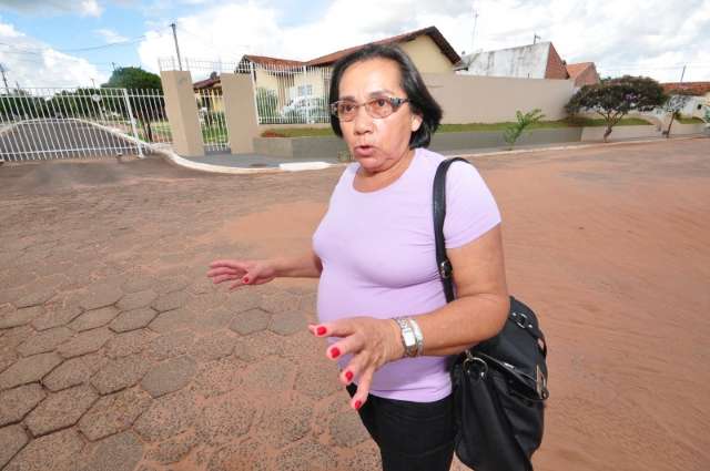 Rua sem espa&ccedil;o para pedestre transitar gera reclama&ccedil;&otilde;es