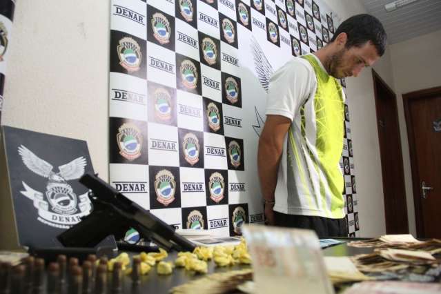 Pol&iacute;cia prende traficante da &quot;elite&quot; que tinha arma e muni&ccedil;&otilde;es do Governo