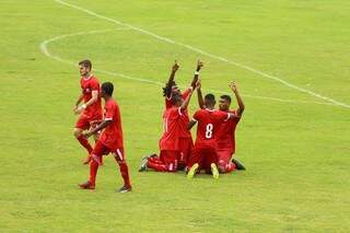 Jogadores do Comercial celebram o gol de Jô no empate contra o União ABC (Fotos: André Bittar)