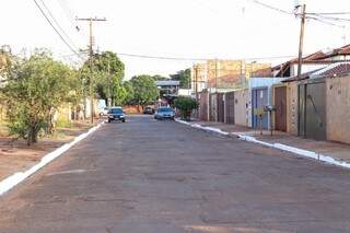 A rua Eudes Costa sem nenhuma sujeira e com o o meio-fio pintado de branco (Foto: Henrique Kawaminami)
