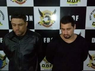 Dupla é presa ao ser flagrada com cocaína e super maconha em residência Dupla é presa ao ser flagrada com cocaína e super maconha em residência