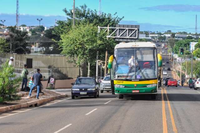 &Ocirc;nibus quebra em via movimentada e causa transtornos no Santa F&eacute;
