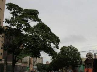 Chegada de frente fria em MS deve trazer chuva e trovoadas no domingo