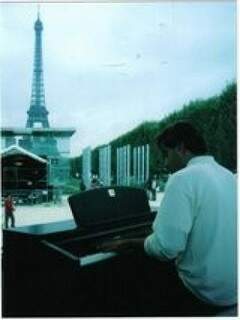 A unica foto de Marcos em sua apresentação em Paris  (Arquivo Pessoal)