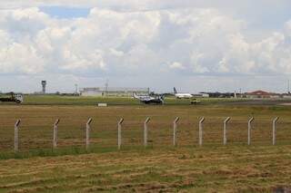 Aeronave foi retirada da pista do Aeroporto por um caminhão guincho. (Foto: Alan Nantes)