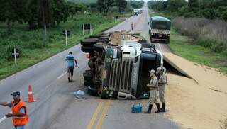 Carreta tombou e soja ficou em uma das pistas da rodovia. (Foto: Maikon Leal/ Coxim Agora)
