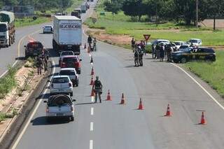 Dezenas de motoristas e motociclistas foram orientados. (Foto: Marcelo Victor) 