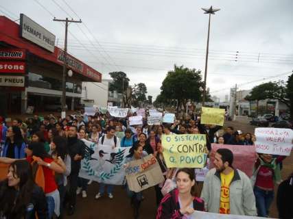 Centenas de manifestantes voltam a protestar nas ruas de Dourados  