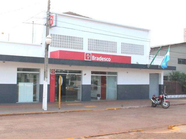 Bandidos abrem buraco na parede para tentar arrombar cofre de ag&ecirc;ncia
