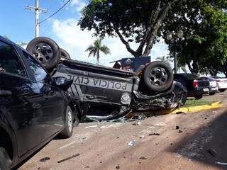 A caminho de ocorr&ecirc;ncia, viatura da Pol&iacute;cia Civil capota ap&oacute;s colis&atilde;o 