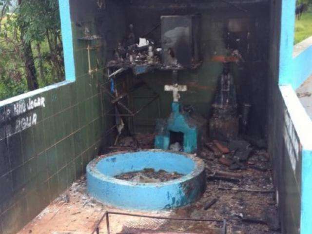Inc&ecirc;ndio destr&oacute;i Capela de Nossa Senhora Aparecida na Estrada Parque