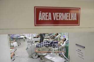 No começo do mês, Santa Casa teve que transferir pacientes do setor de emergência. (Foto: Cleber Gellio)
