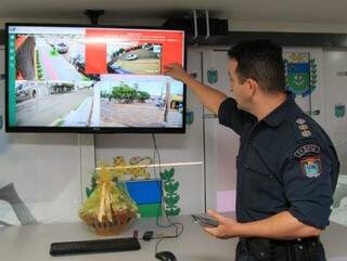 Tenente-Coronel Claudemir de Melo Domingos Bras mostrando o sinal de alerta [em vermelho] quando ativado (Foto: Marina Pacheco)